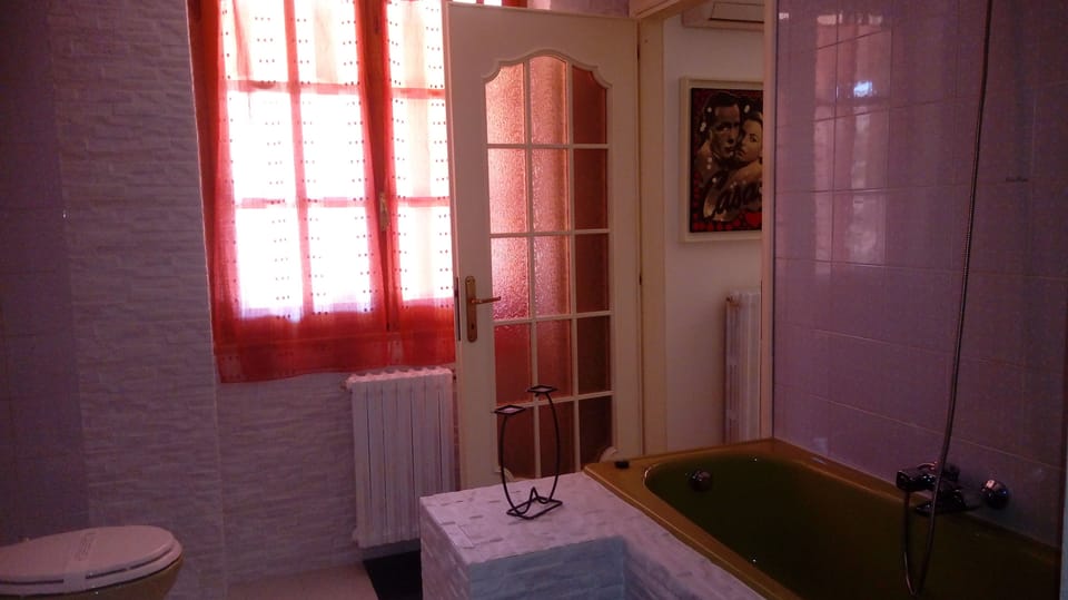 Exclusive Room, Garden View | Bathroom | Designer toiletries, hair dryer, bathrobes, slippers