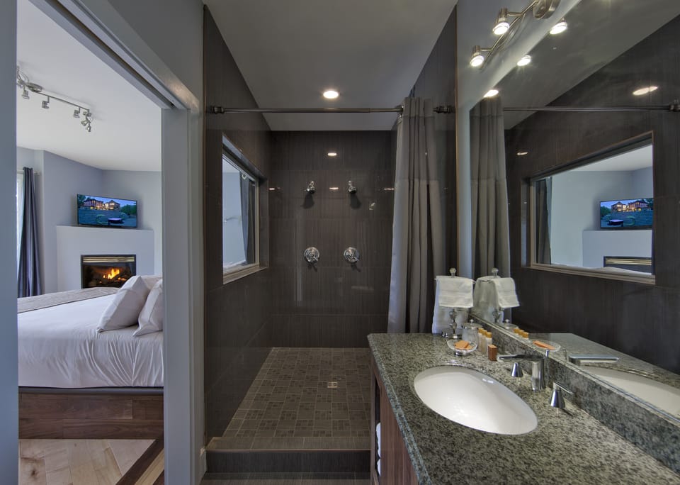 Deluxe Room, 1 King Bed, Non Smoking, Fireplace (Swallow's Nest) | Bathroom | Free toiletries, hair dryer, bathrobes, towels