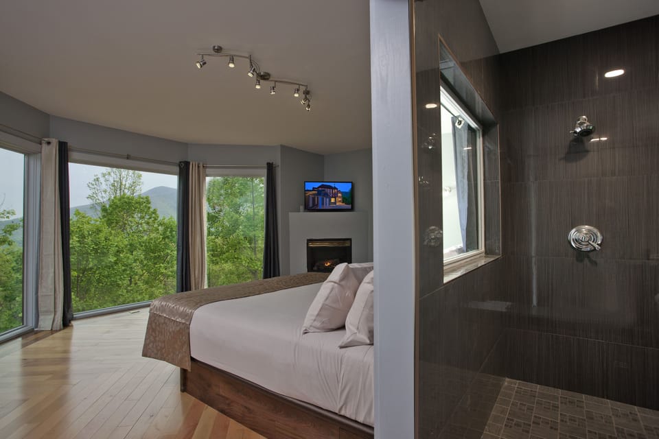 Deluxe Room, 1 King Bed, Non Smoking, Fireplace (Swallow's Nest) | Bathroom | Free toiletries, hair dryer, bathrobes, towels