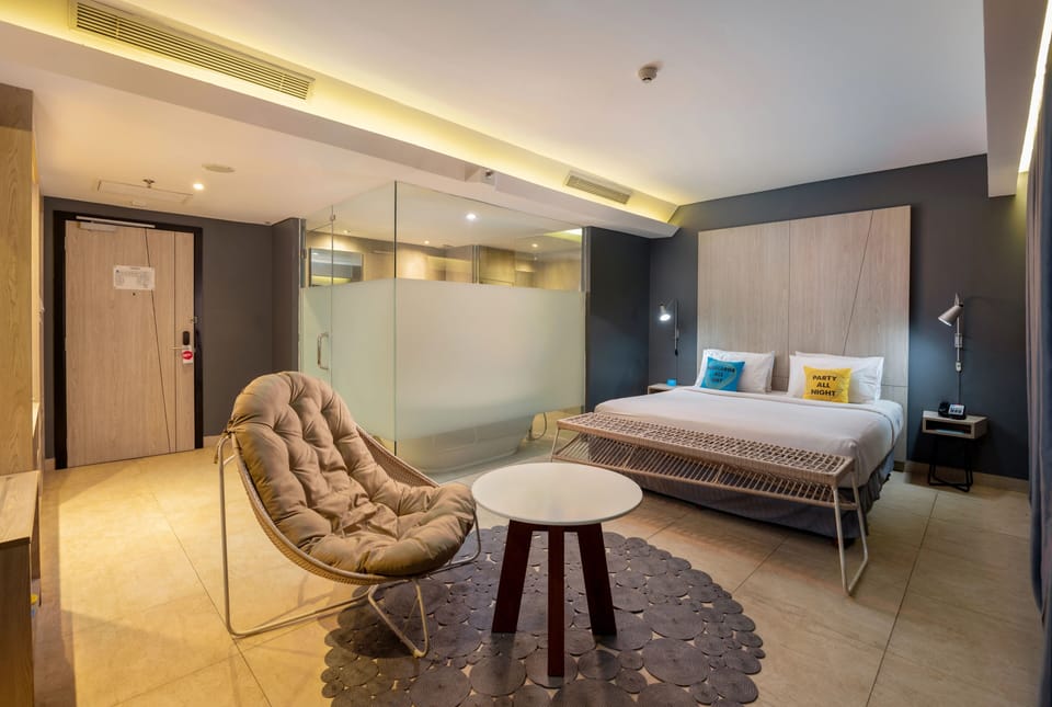 Suite, Bathtub (Solia Suite) | Living area | LCD TV