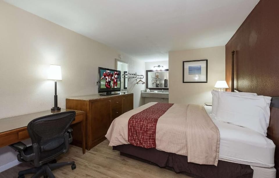 Standard Room, 1 King Bed, Non Smoking | Blackout drapes, soundproofing, WiFi (free)