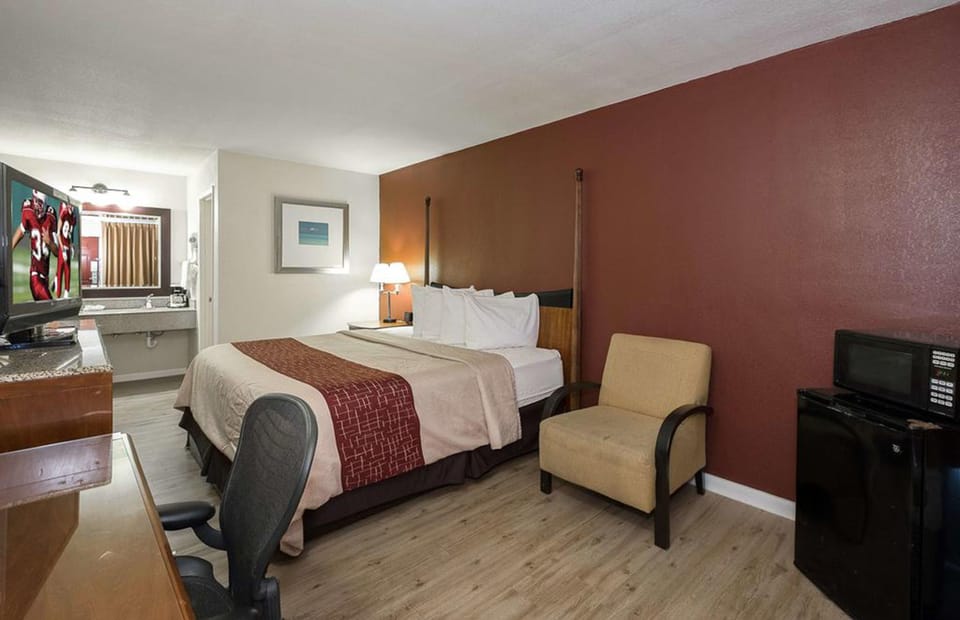 Blackout drapes, soundproofing, WiFi (free)
