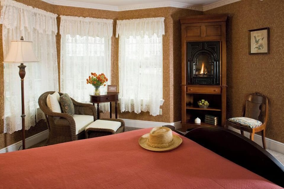 Suite, 1 Queen Bed (Jacuzzi and Fireplace) | Individually decorated, iron/ironing board, free WiFi, bed sheets