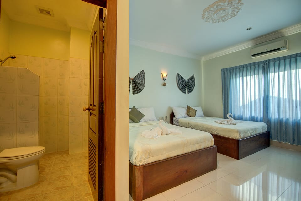 Superior Family Room | Bathroom | Shower, free toiletries, hair dryer, slippers