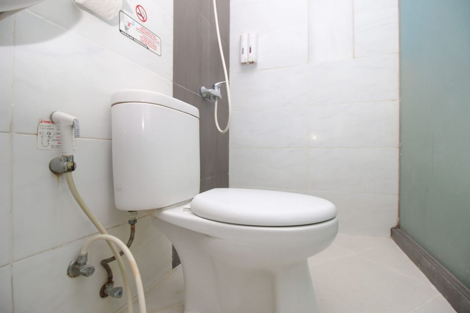 Shower, free toiletries, bidet, towels