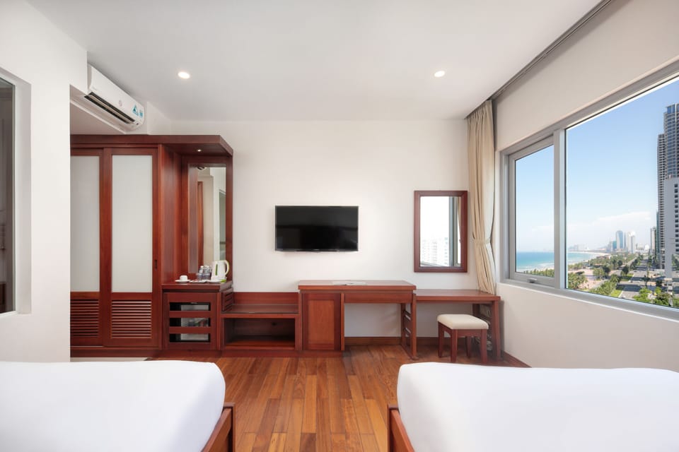 Deluxe Room | Minibar, in-room safe, desk, blackout drapes