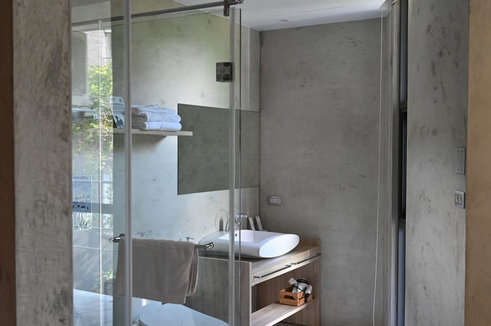 Exclusive Double Room, 1 King Bed, Balcony | Bathroom sink