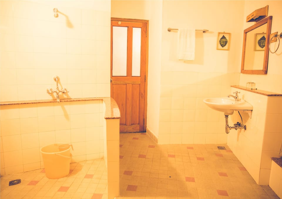 Superior Double Room, 1 Double Bed, Garden View | Bathroom | Shower, rainfall showerhead, free toiletries, bidet