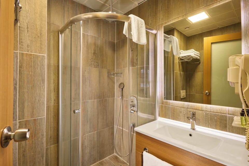 Standard Triple Room | Bathroom | Free toiletries, hair dryer, slippers