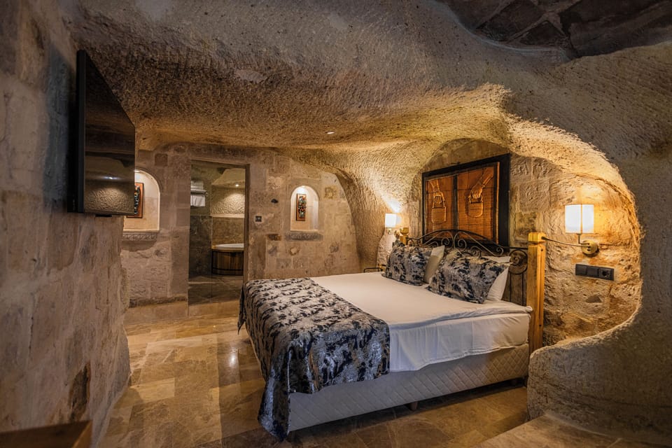 Superior Double Room | Minibar, in-room safe, individually decorated, individually furnished