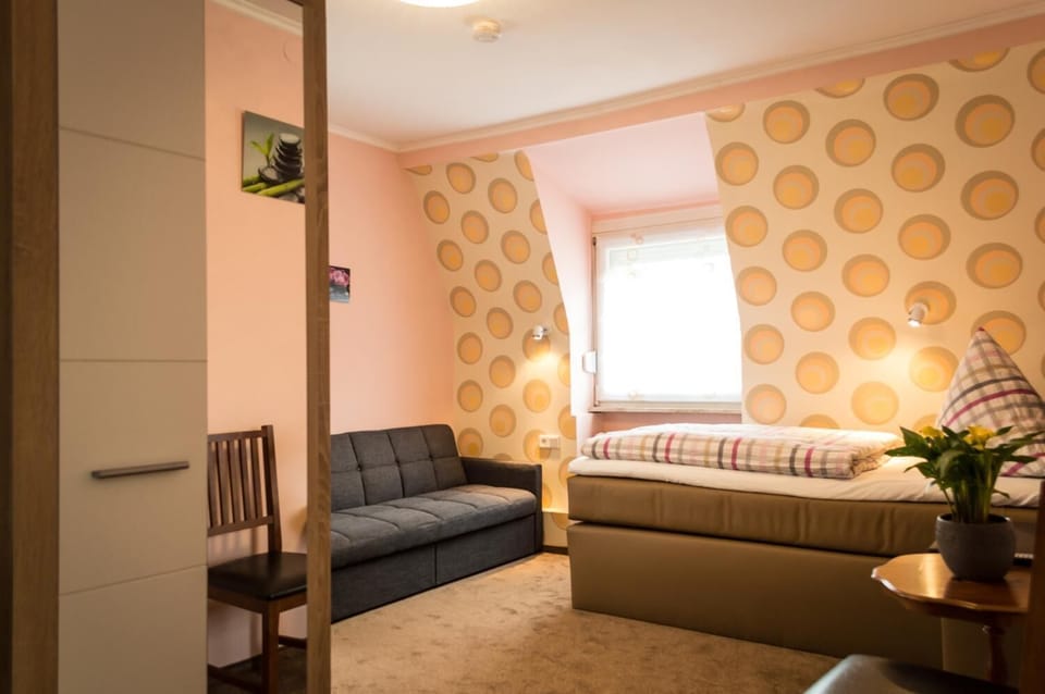 Iron/ironing board, rollaway beds, free WiFi
