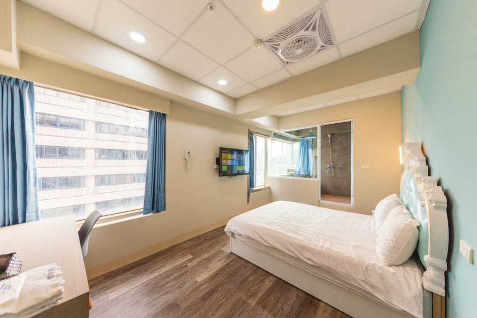 Deluxe Double Room, Bathtub, City View | Egyptian cotton sheets, premium bedding, desk, blackout drapes
