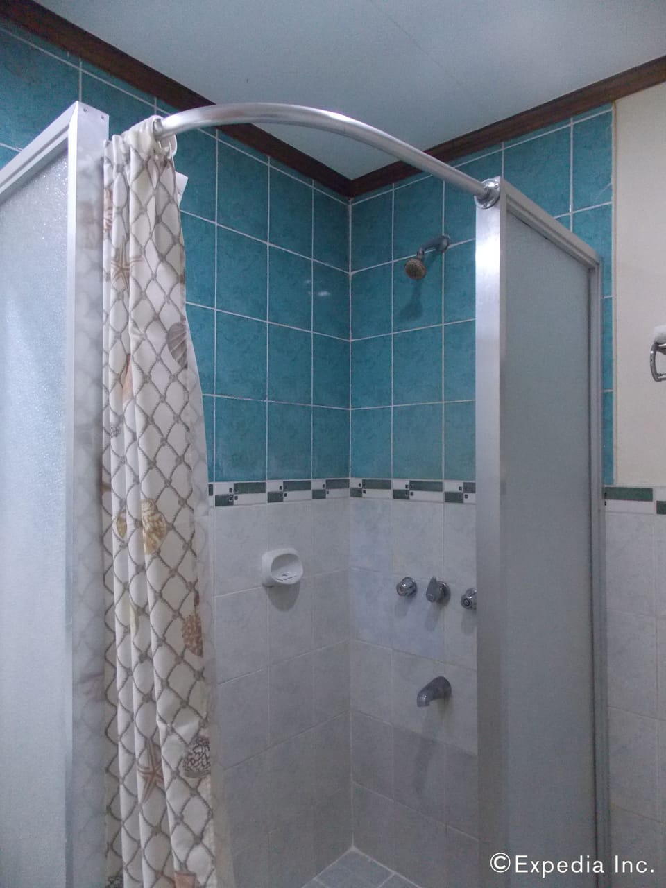 Standard Twin | Bathroom shower