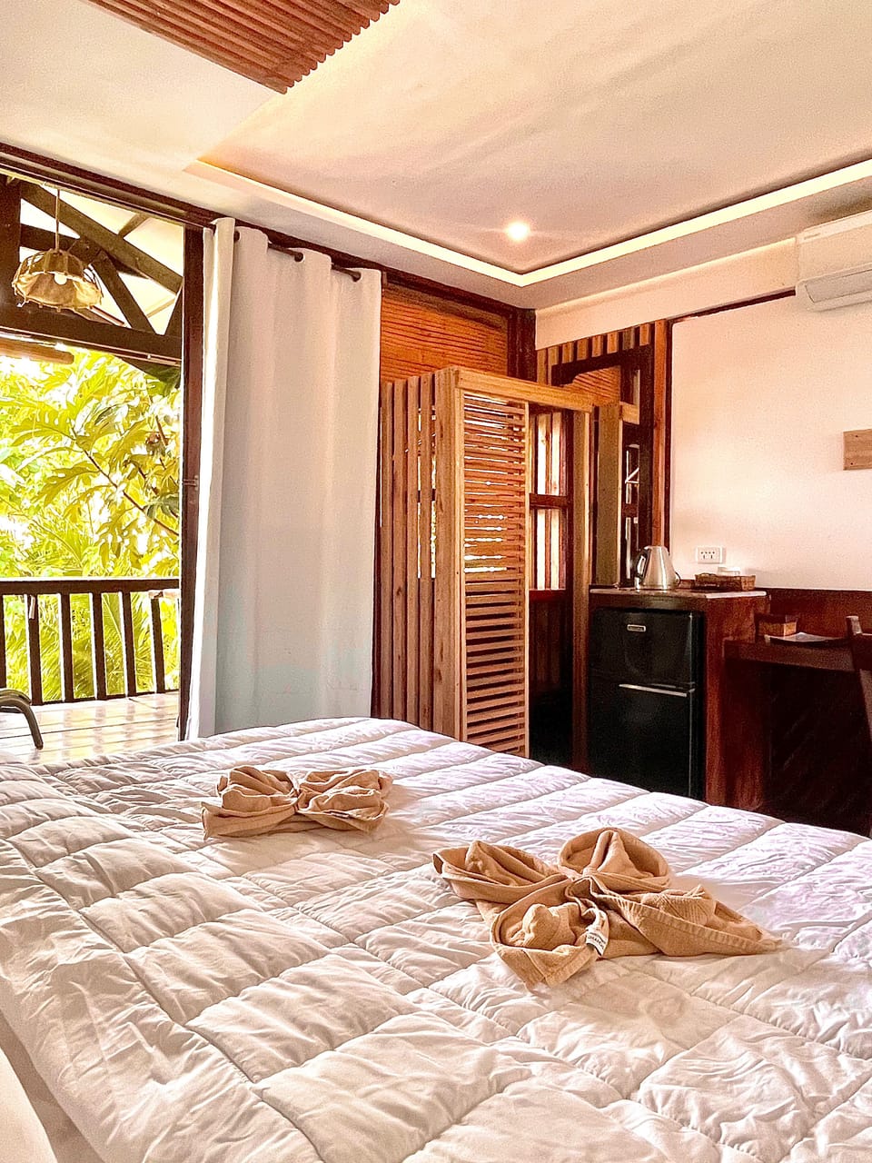 Executive Beach Front Cottage | Individually decorated, individually furnished, desk, laptop workspace