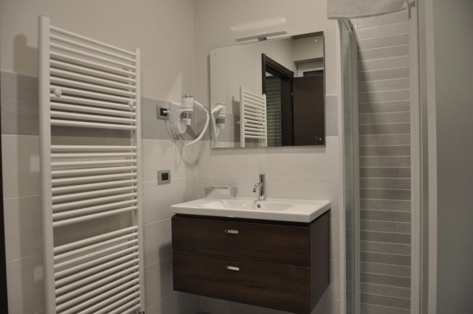 Shower, free toiletries, hair dryer, bidet