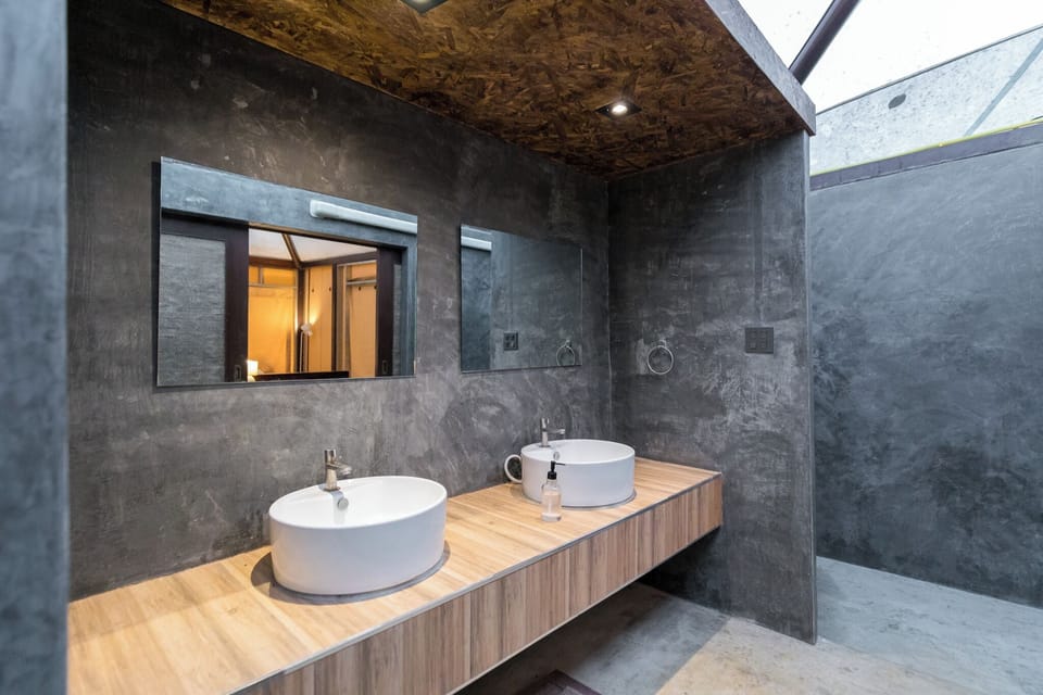 Deluxe Double Room  | Bathroom | Shower, free toiletries, towels