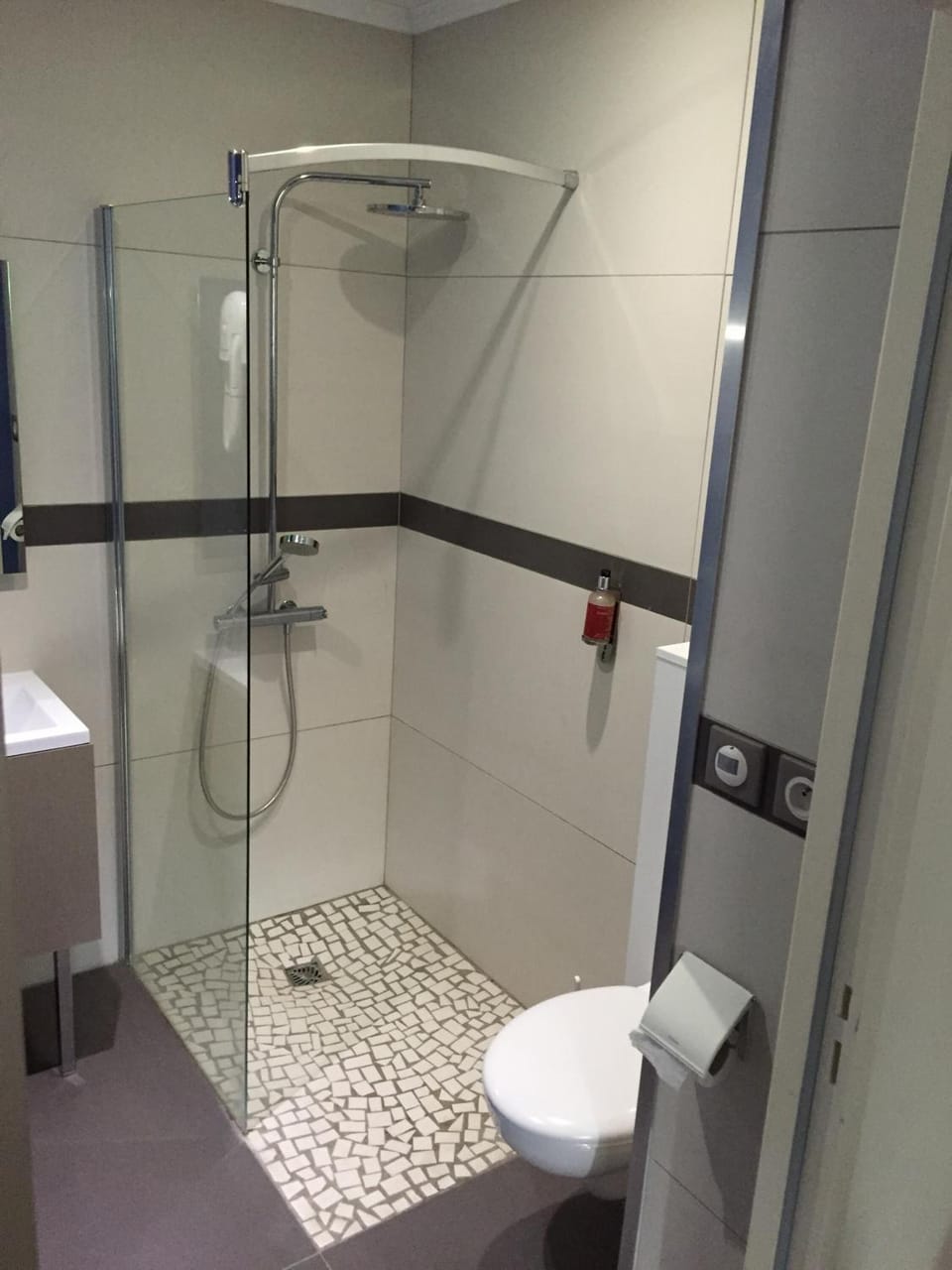 Shower, rainfall showerhead, free toiletries, towels