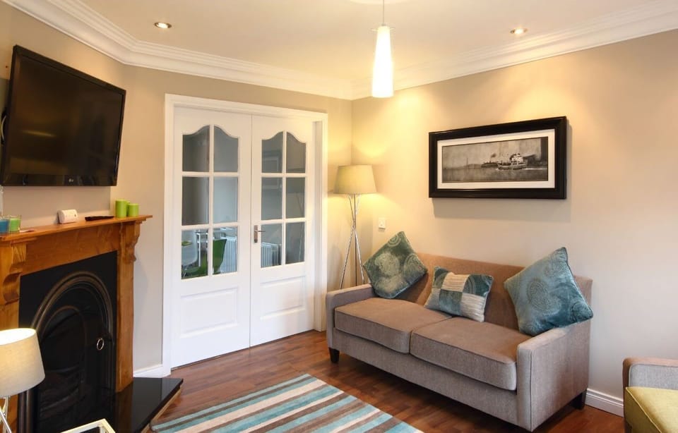 Room, Private Bathroom (3 Storey House - 3 Rooms) | Lounge