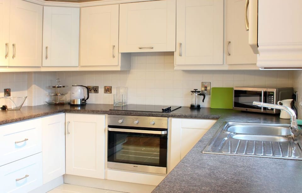 Room, Private Bathroom (3 Storey House - 3 Rooms) | Private kitchen