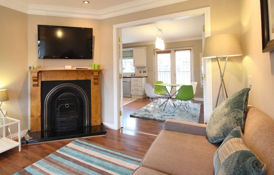 Room, Private Bathroom (3 Storey House - 3 Rooms) | Lounge
