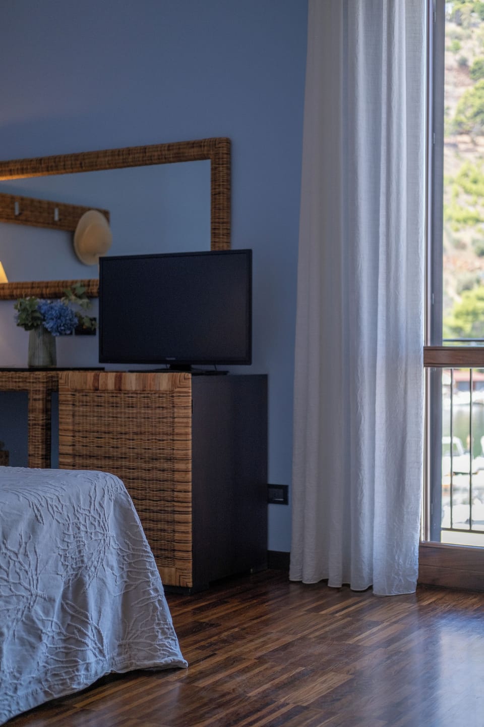 Deluxe Room | Minibar, in-room safe, desk, free WiFi
