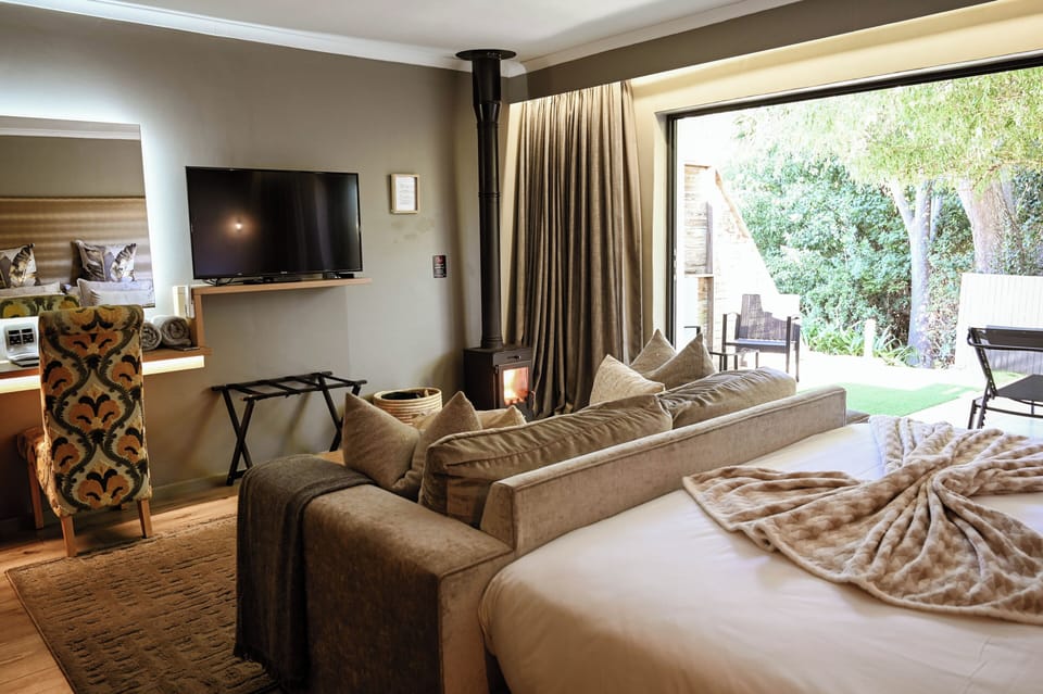 Superior Suite, 1 King Bed, Garden View | Premium bedding, minibar, in-room safe, individually decorated
