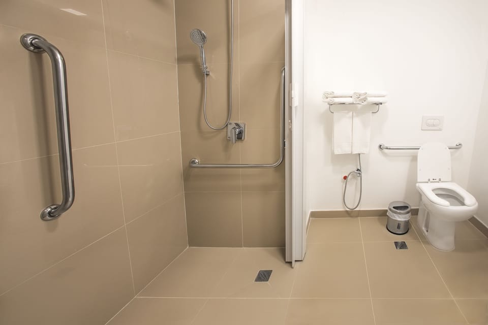 Standard Double Room | Bathroom | Shower, free toiletries, hair dryer, towels