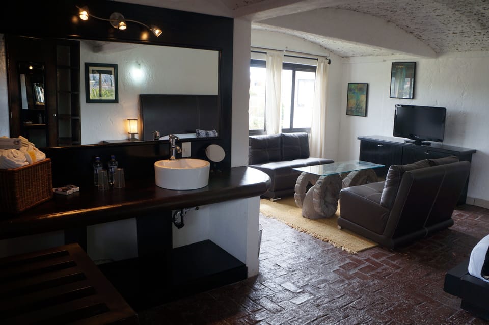 Master Suite | Living area | 32-inch flat-screen TV with cable channels, TV