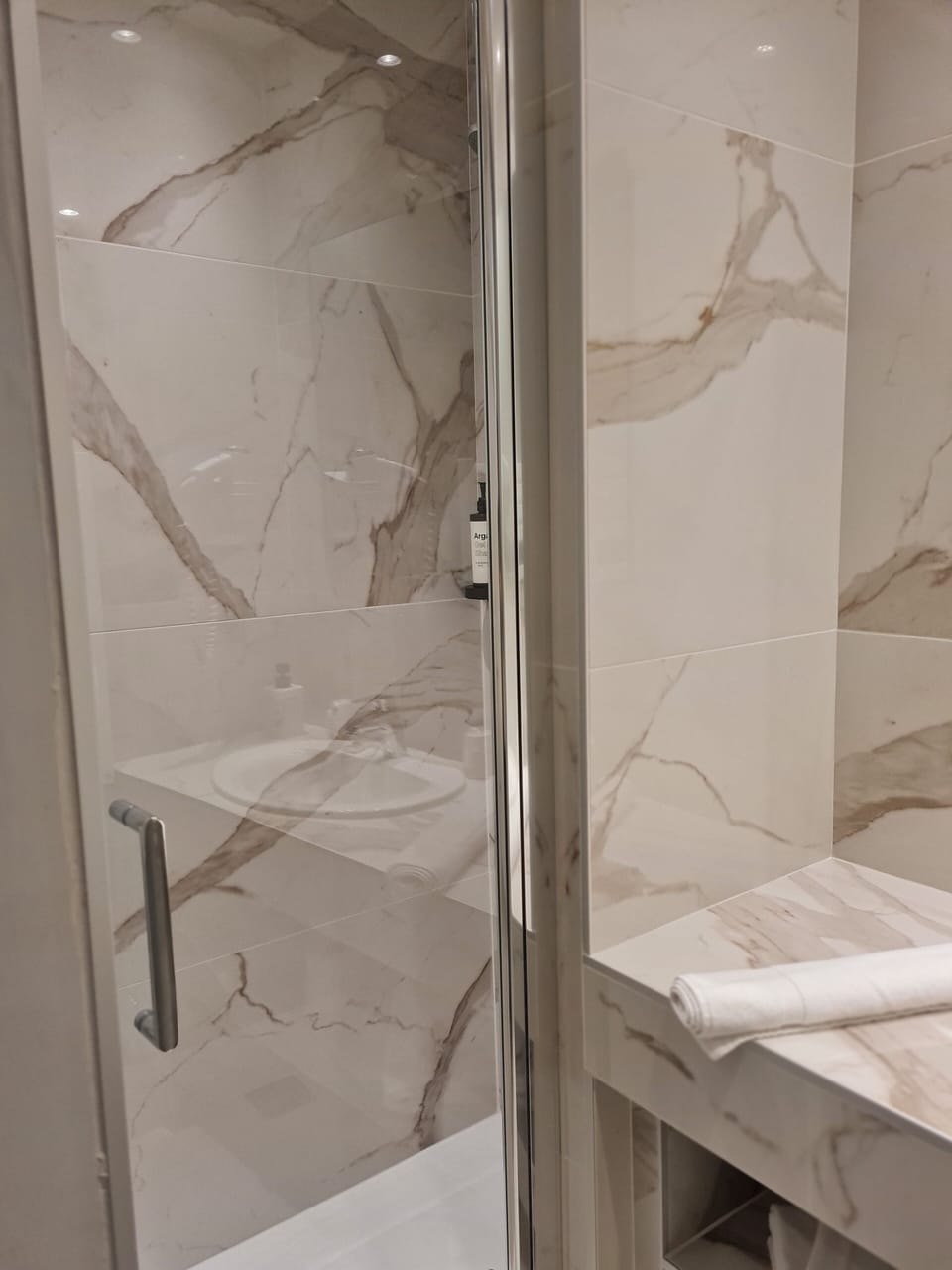 Design Double Room, 1 Queen Bed | Bathroom | Shower, free toiletries, hair dryer, towels