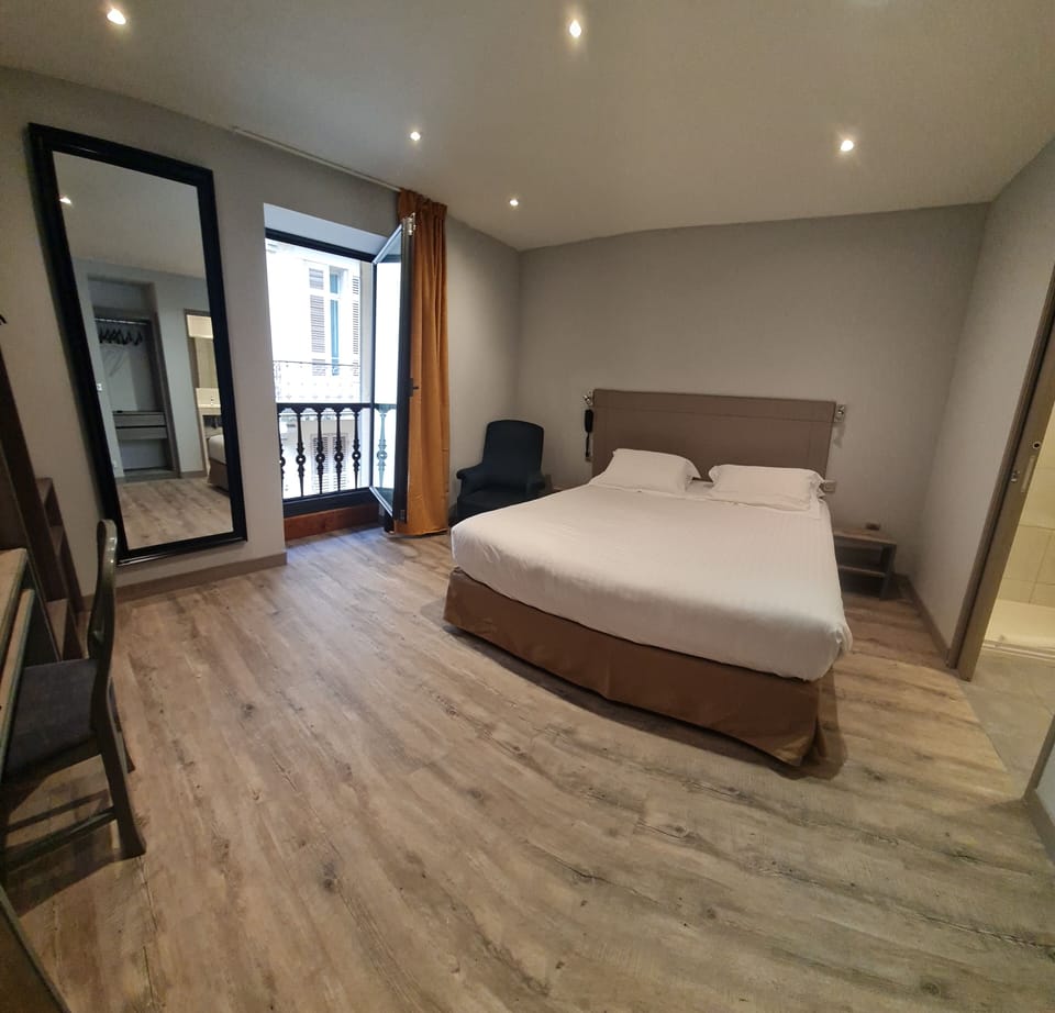 Traditional Double Room, 1 Bedroom (confort +) | Memory foam beds, individually furnished, desk, laptop workspace