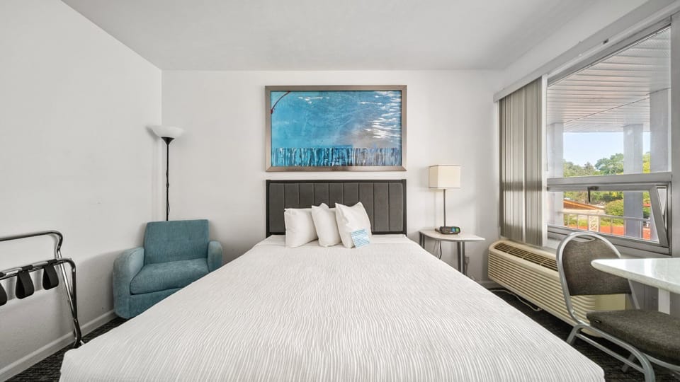 Standard Room, 1 Queen Bed (Upper Floor) | Free WiFi, bed sheets