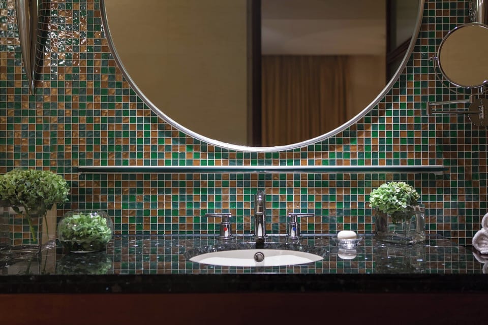 Separate tub and shower, deep soaking tub, rainfall showerhead