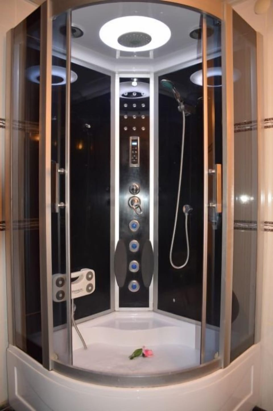Deluxe Room, Balcony, Sea View | Bathroom | Shower, free toiletries, hair dryer, slippers