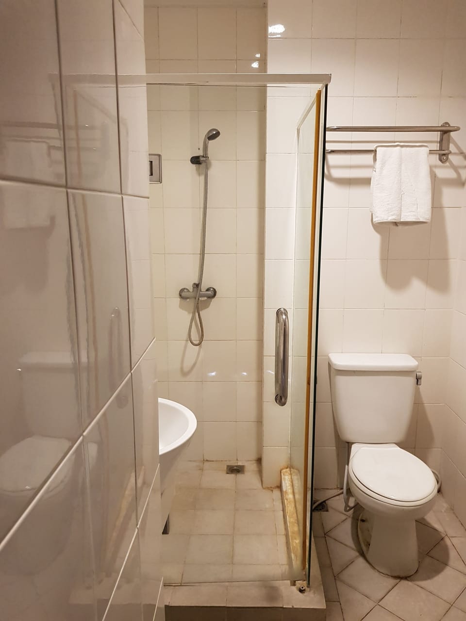 Shower, free toiletries, towels