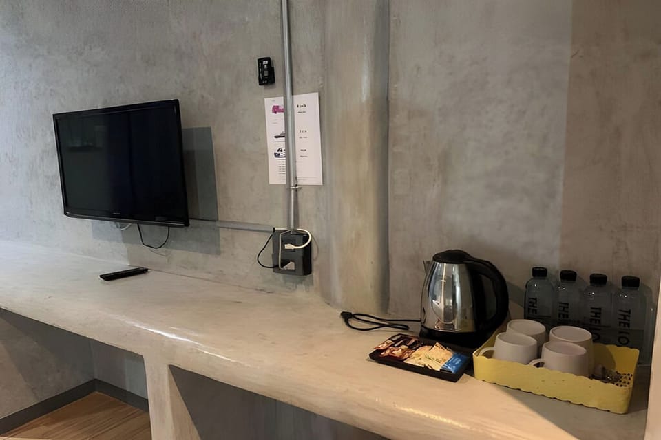 Family Room | Desk, blackout drapes, free WiFi, bed sheets