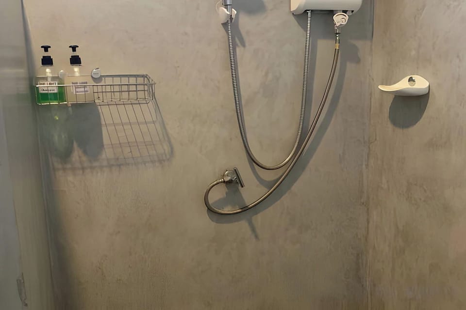 Family Room | Bathroom | Shower, free toiletries, hair dryer, bidet