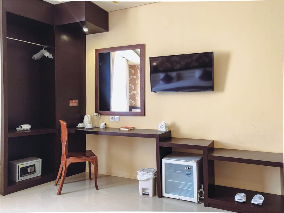 Deluxe Room | Premium bedding, desk, rollaway beds (surcharge), WiFi (free)