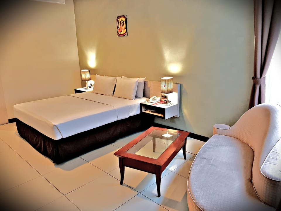 Deluxe Room | Desk, laptop workspace, blackout drapes, bed sheets