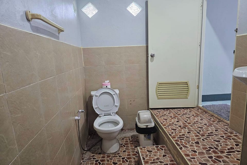 Shower, rainfall showerhead, free toiletries, bidet