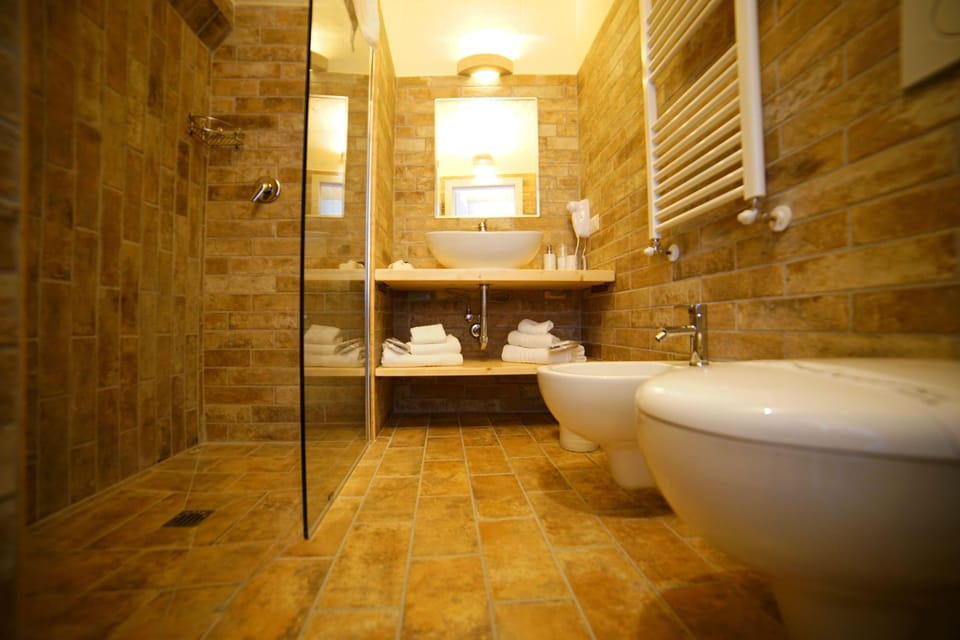 Quadruple Room (A Patrunel) | Bathroom | Shower, rainfall showerhead, free toiletries, hair dryer