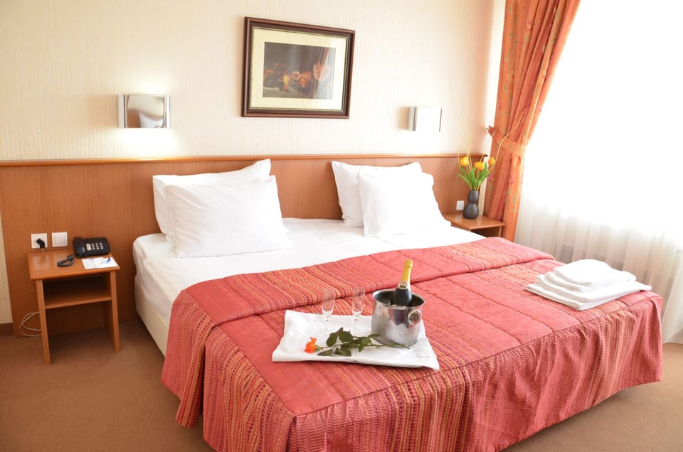 Business Twin Room, Balcony | Desk, blackout drapes, soundproofing, iron/ironing board