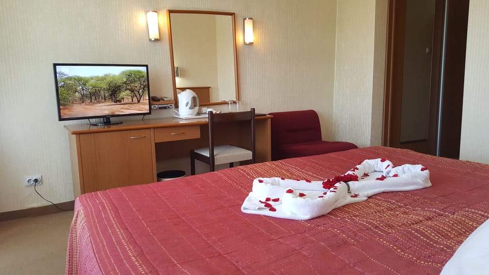 Business Twin Room, Balcony | Desk, blackout drapes, soundproofing, iron/ironing board