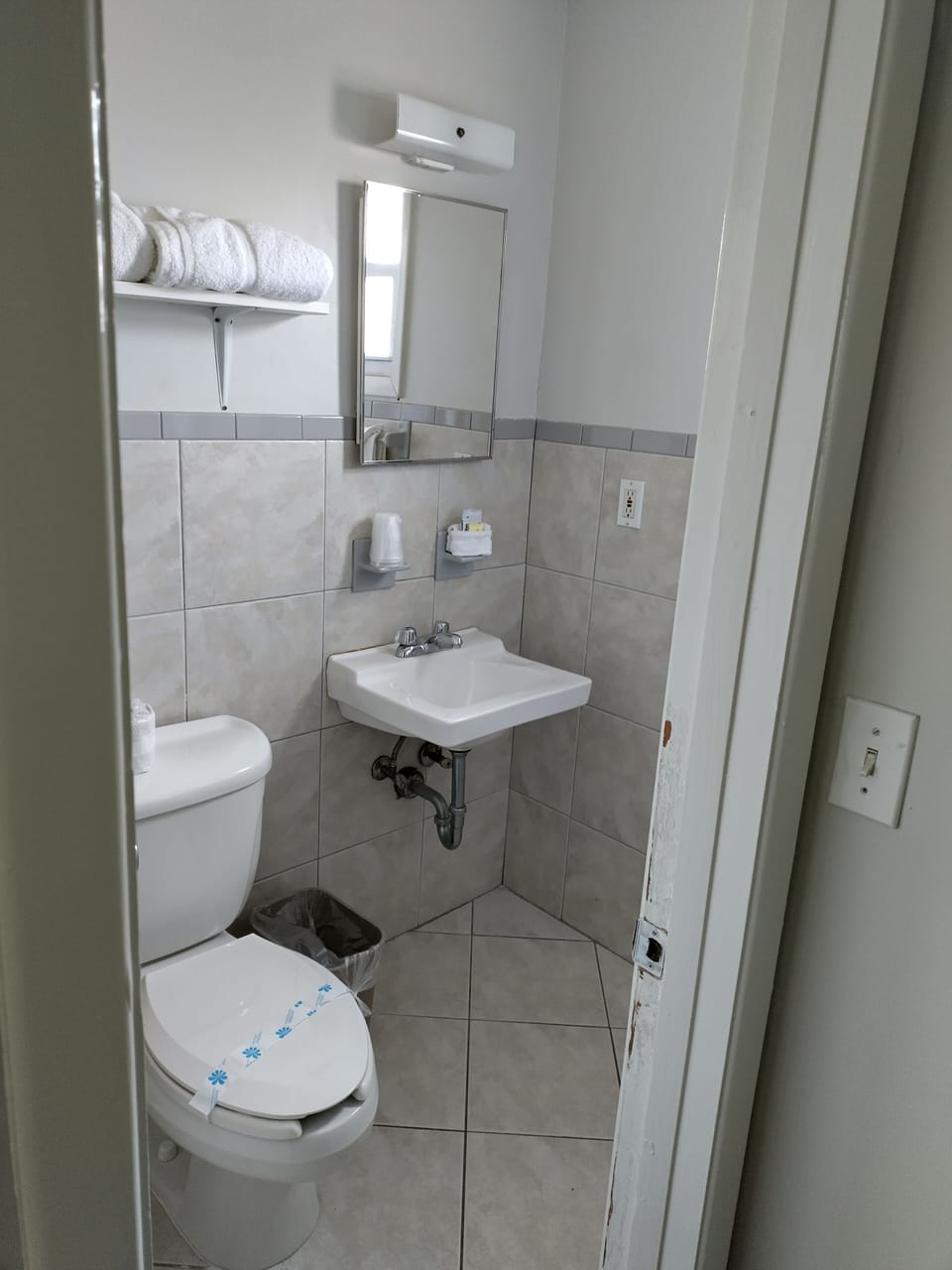 Standard Room, 1 Queen Bed, Partial Sea View | Bathroom | Towels