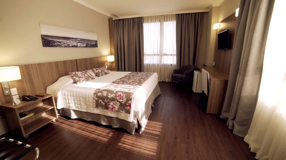 Quarto Casal Luxo | Minibar, in-room safe, desk, blackout drapes