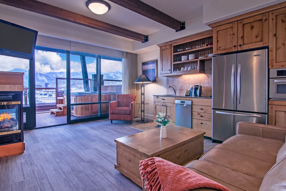 1 Bedroom Luxury Suite, 1 King Bed with Sofa bed, Hot Tub, No View | Premium bedding, in-room safe, laptop workspace, blackout drapes