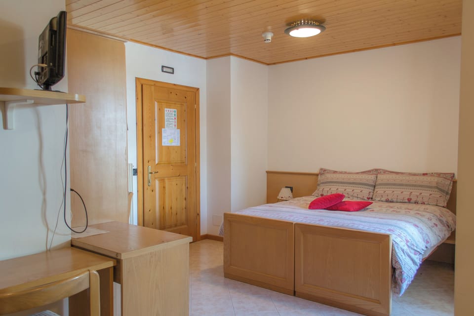 Triple Room | Premium bedding, desk, laptop workspace, soundproofing
