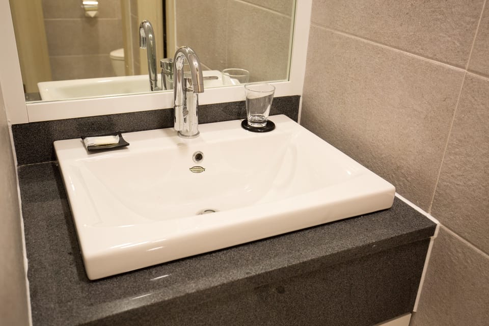 Deluxe Twin Room, Partial Ocean View (A) | Bathroom sink