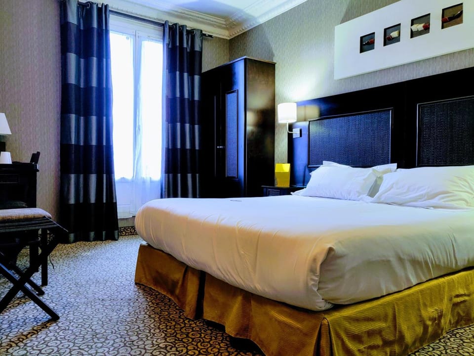 Premium bedding, in-room safe, desk, blackout drapes