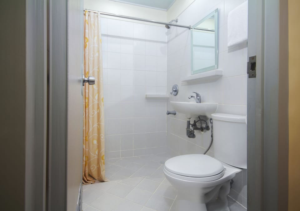 Standard Room | Bathroom | Shower, free toiletries, bidet, towels
