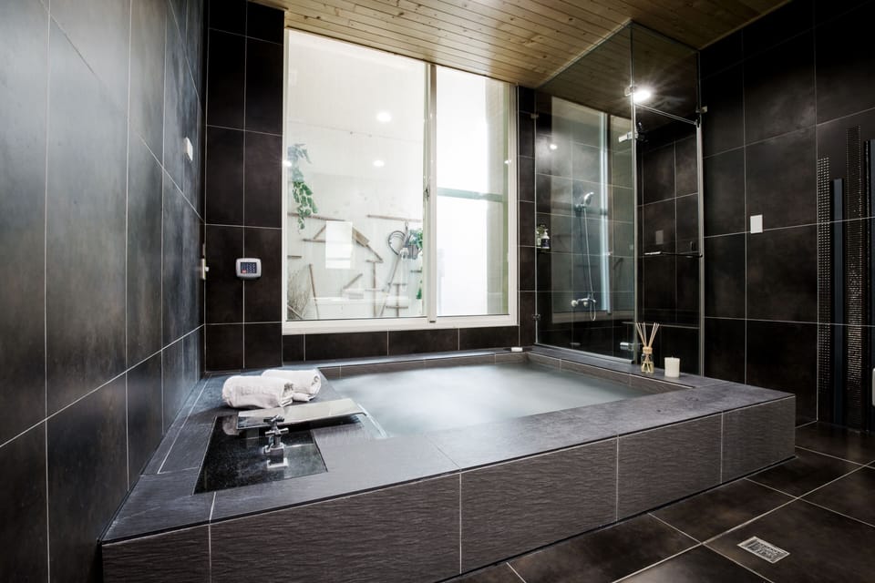 Deluxe Suite (Check-in available after 8PM for Sat. & Public Holidays) | Bathroom | Separate tub and shower, jetted tub, free toiletries, hair dryer